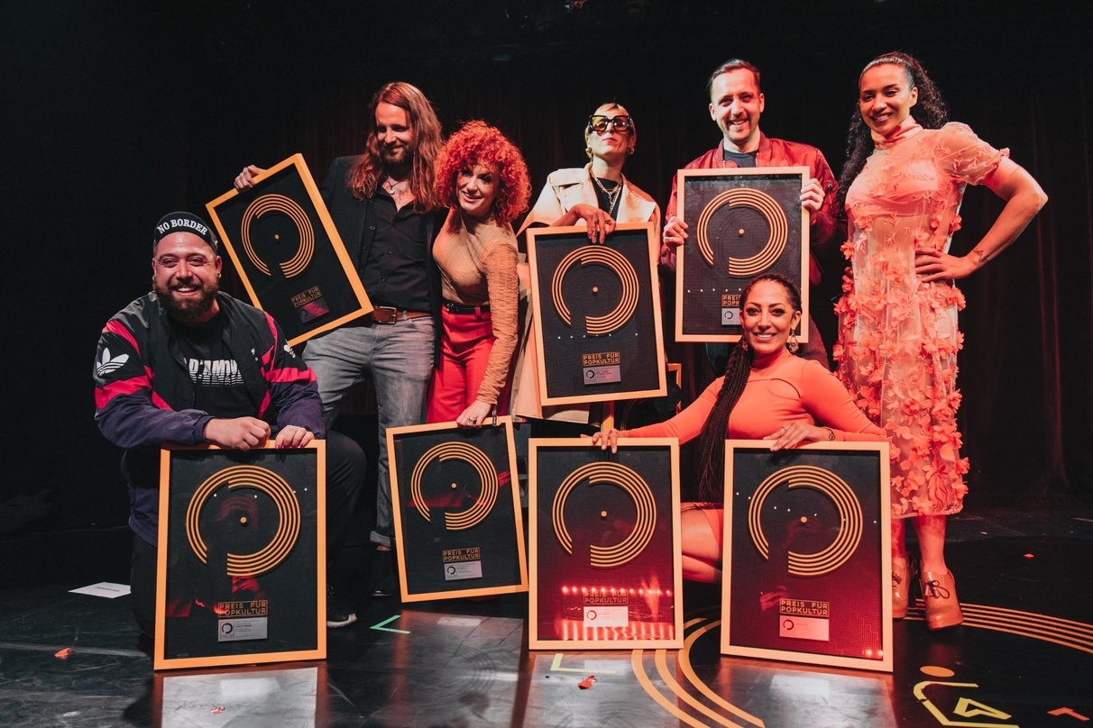 Die Gewinner:innen des Preises für Popkultur 2021: Tour D'Amour, Dominik Schmitt (Konzept und Regie des Musikvideos zu Mine - "Hinüber"), No Angels, Mine und Danger Dan