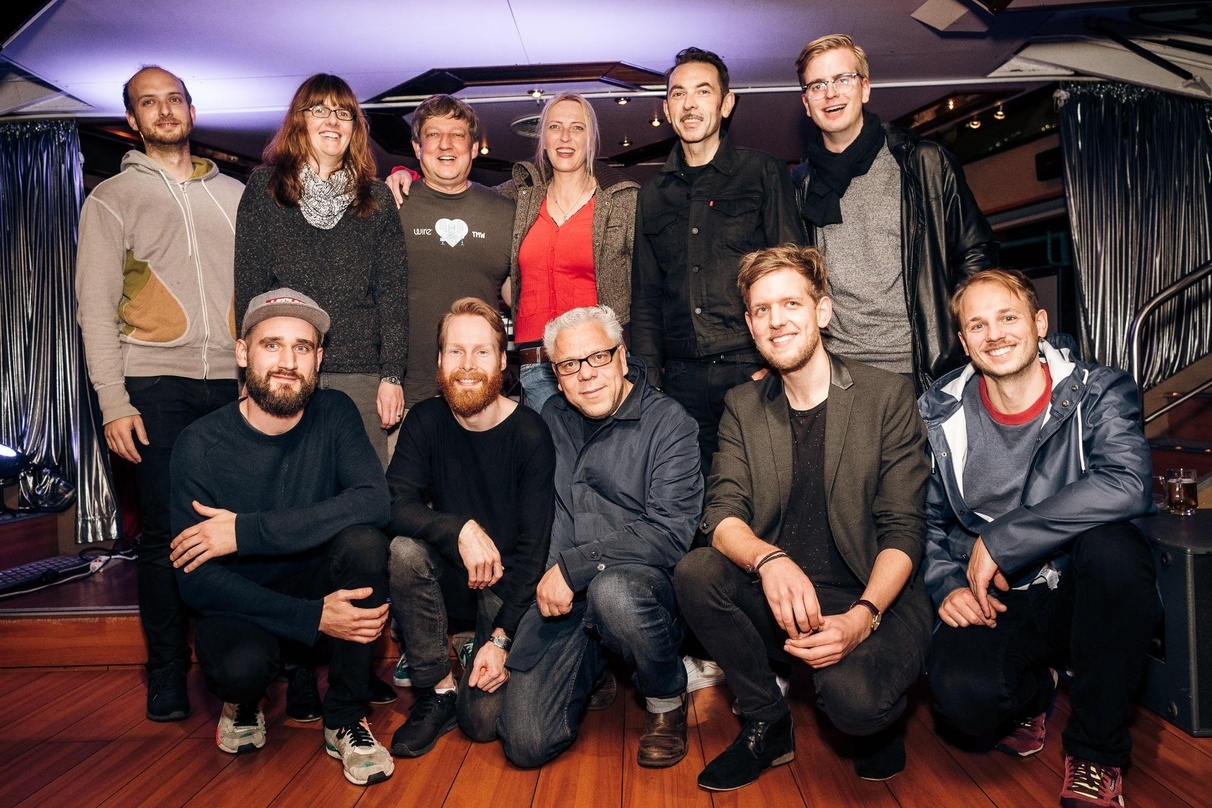 Feierten die Veröffentlichung von "Flüssiges Glück" mit einer Hafenrundfahrt (hinten, von links): Jens Körmer (PIAS), Ilona Kleen (PIAS), Frank Pagen (Manager Enno Bunger), Meetz (PIAS), Dirq Niemann (Powerline) und Janik Haverkamp (PIAS) sowie (vorn, von links) Schlagzeug Nils Dietrich, Enno Bunger, Stefan Strüver (PIAS General Manager), Keyboarder Onno Dreier und Phil Makolies (Gitarre)