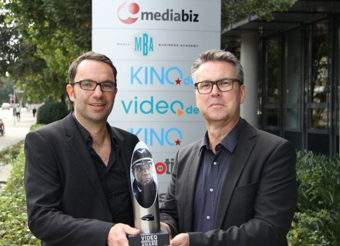 Ulrich Höcherl (VideoMarkt) überreicht den Video Download Award an Ulf Köhler (Studiocanal)