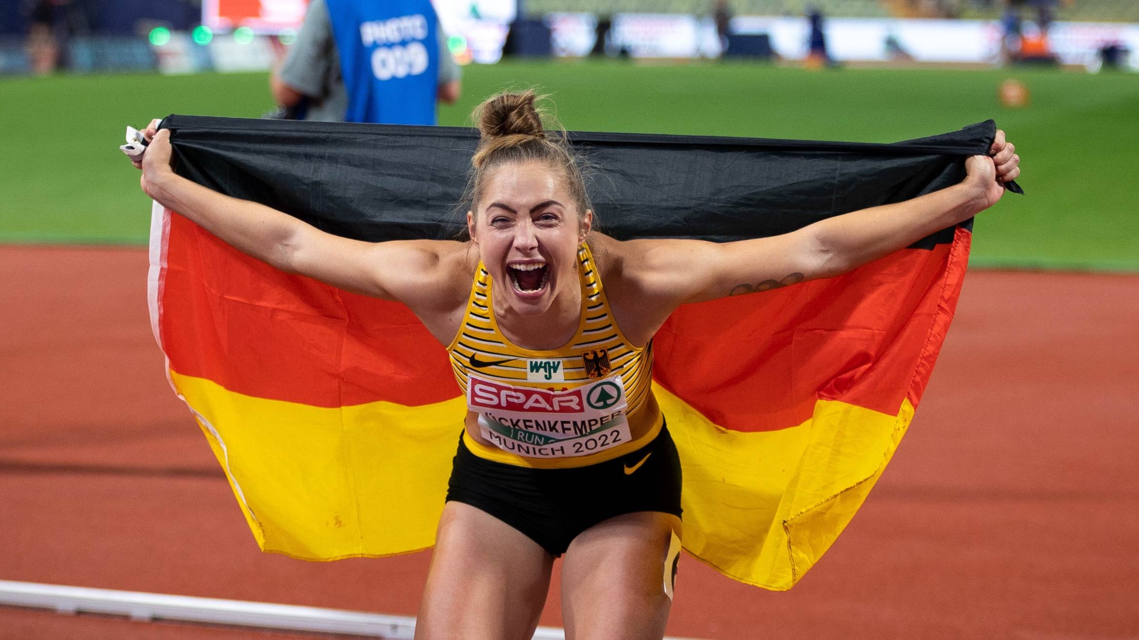 Gina Lückenkemper nach ihrem Sieg im 100-Meter-Lauf bei der EM in München - 