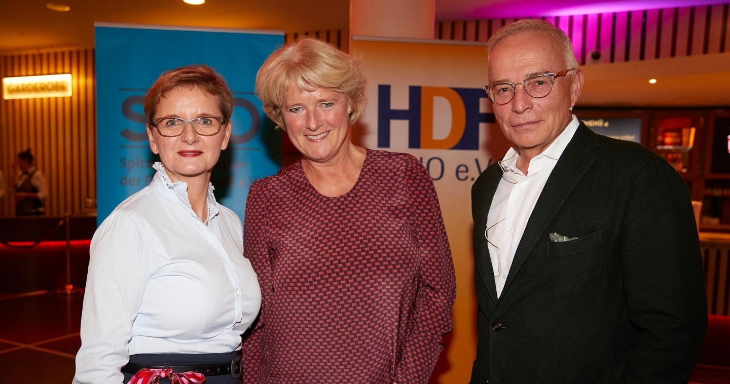 Kulturstaatsministerin Monika Grütters (Bildmitte) mit den Gastgebern des kinopolitischen Abends, der HDF-Vorstandsvorsitzenden Christine Berg und SPIO-Präsident Thomas Negele