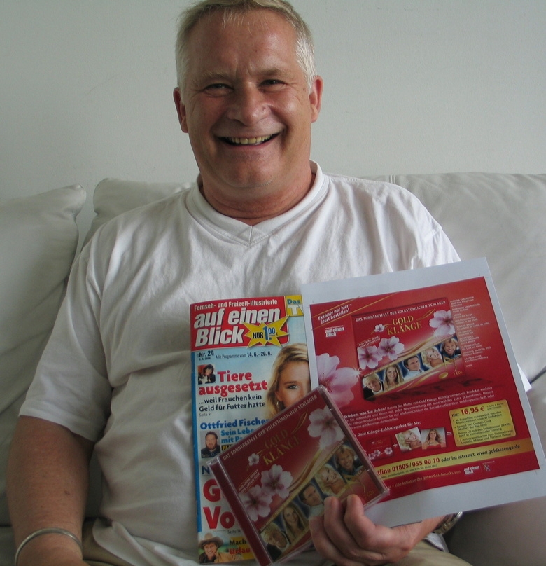 Auf der Couch mit seinem neuen Großprojekt und dem Anzeigenmotiv: Goldfinger Schenk