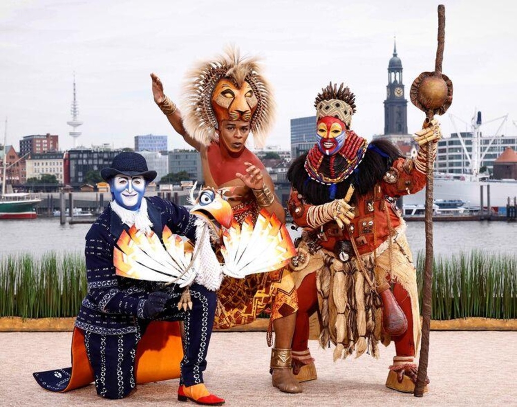 Wollen wieder auftreten: die Musical-Darsteller (von links) Simba (Hope Maine), Rafiki (Thenjiwe Nofemele) und Zazu (Joachim Benoit)