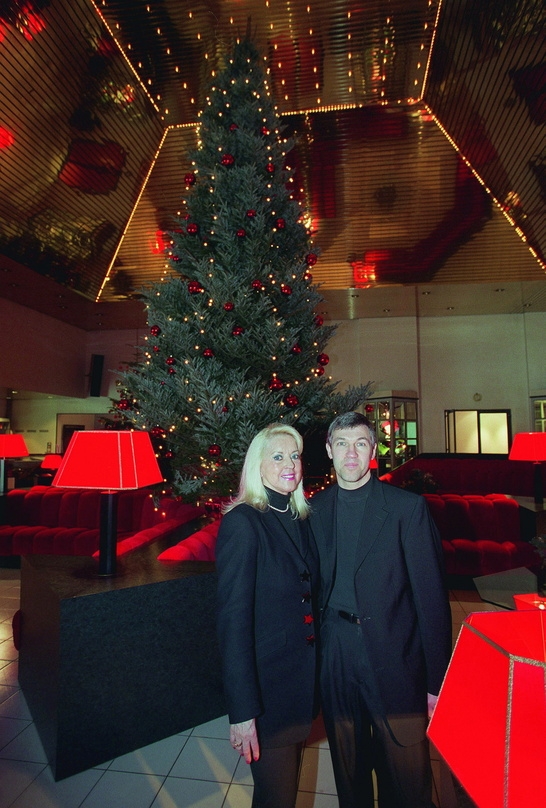 Renate Goldhammer und Ernst Pletsch im weihnachtlich dekorierten Foyer