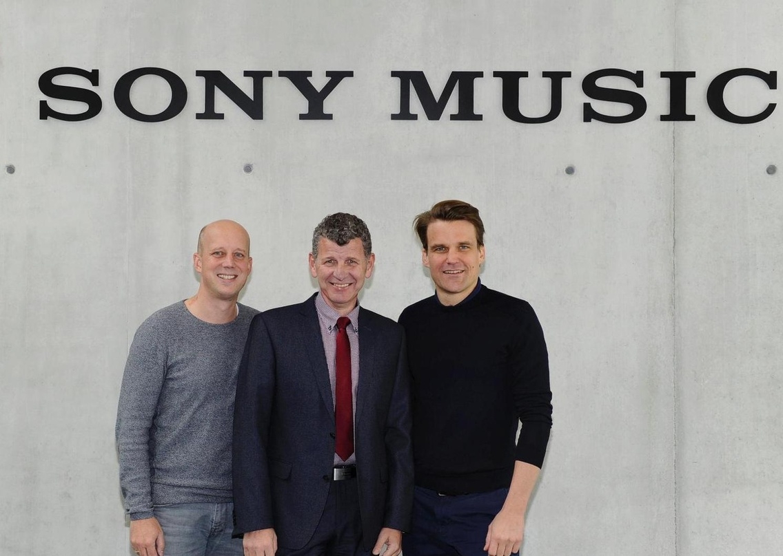 Freuen sich auf die künftige Zusammenarbeit (von links): Manfred Rolef (Vice President AOR Labelgroup, Sony Music), Semino Rossi und Philip Ginthör (CEO Sony Music Entertainment GSA)