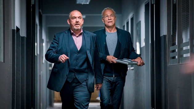 Freddy Schenk (Dietmar Bär, l.) und Max Ballauf (Klaus J. Behrendt, r.) auf dem Weg ins Büro – im "Tatort: Familien"