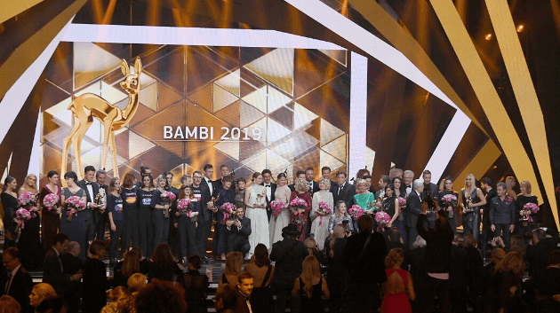 Die Bambi Preisträger und Laudatoren stehen nach der 71. Bambi-Verleihung im Festspielhaus Baden-Baden auf der Bühne