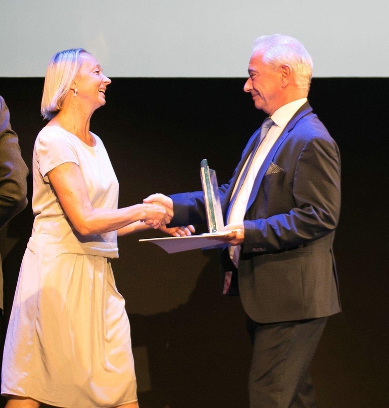 Uli Putz nimmt den Bernd Burgemeister Preis aus den Händen von VFF-Geschäftsführer Johannes Kreile entgegen