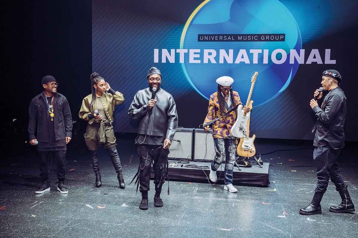 Weltpremiere auf der Bühne der Mercedes- Benz Arena: die Black Eyed Peas traten zusammen mit Nile Rodgers an der Gitarre live auf