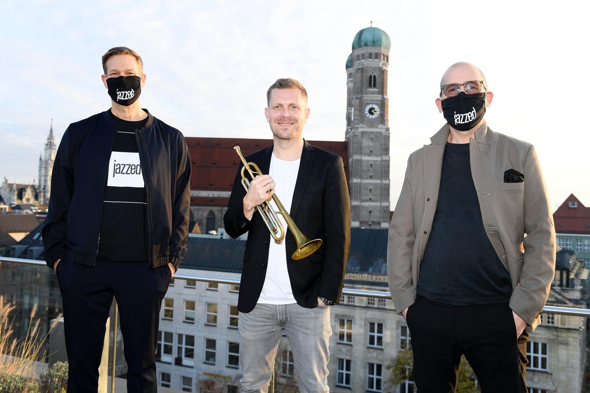 Über den Dächern von München (von links): Götz Bühler (Chefredakteur jazzed), Nils Wülker und Marcel Engh (CMO jazzed)