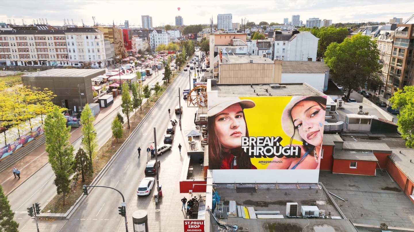 Befindet sich auf der Reeperbahn nahe der Spielstätte Bahnhof Pauli: ein "Breakthrough"-Wandbild mit Luna und Nina Chuba