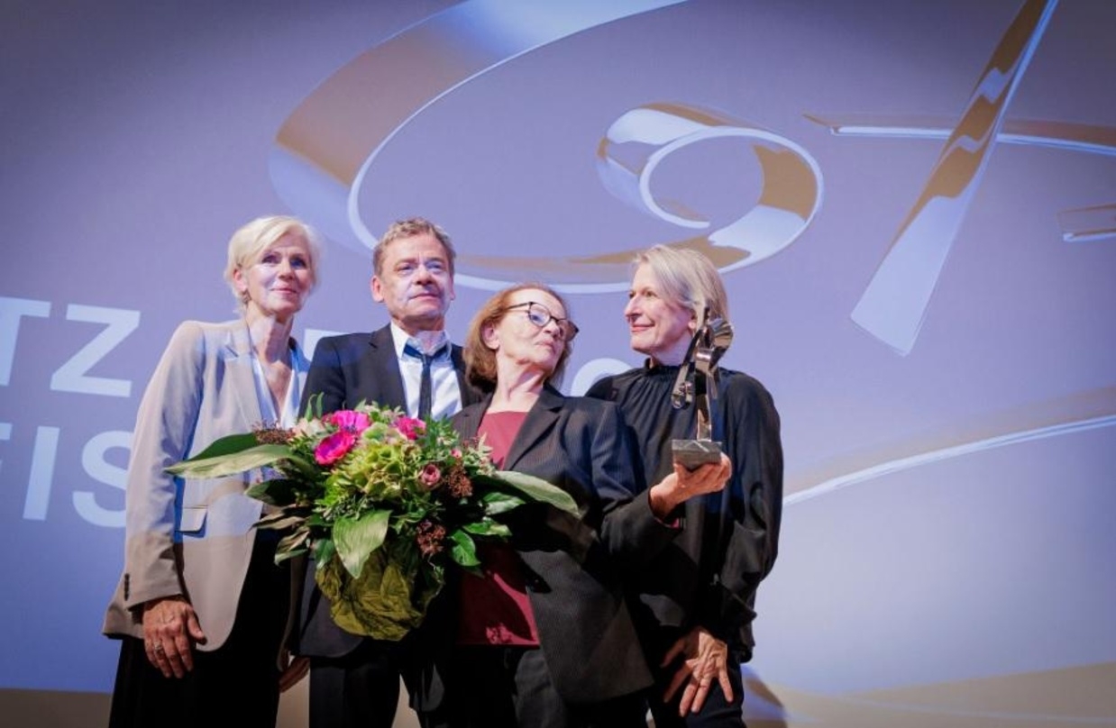 Gudrun Ritter (vorne) mit Marika George, Laudator Sylvester Groth und Laudatorin Dagmar Manzel 