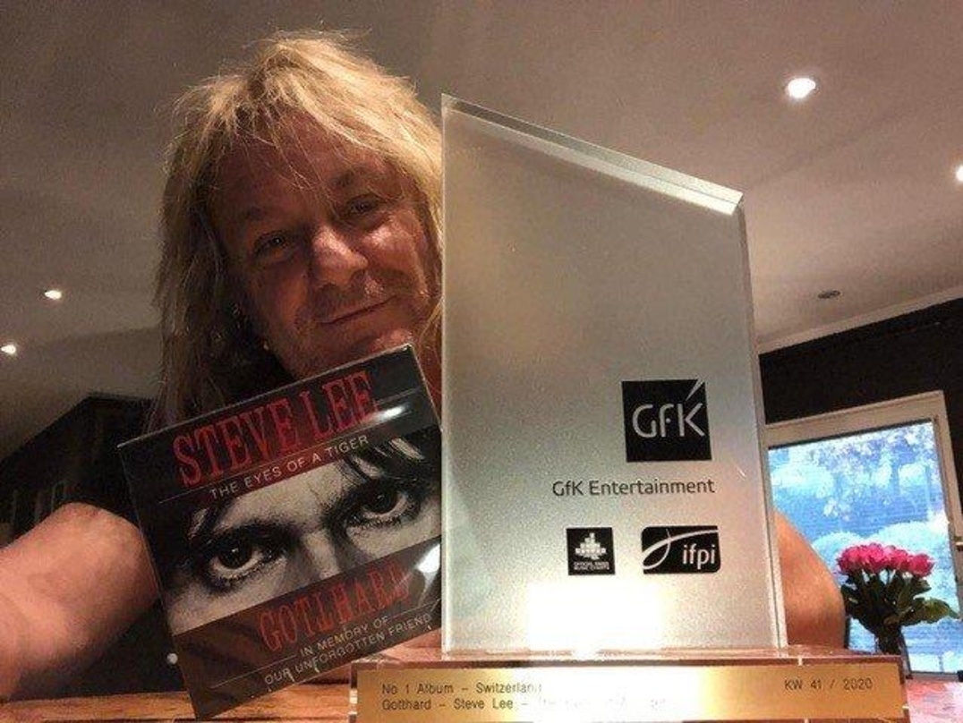 Mit dem Nummer-1-Award für das neue Album seiner Rekordband: Gotthard-Gitarrist Leo Leoni