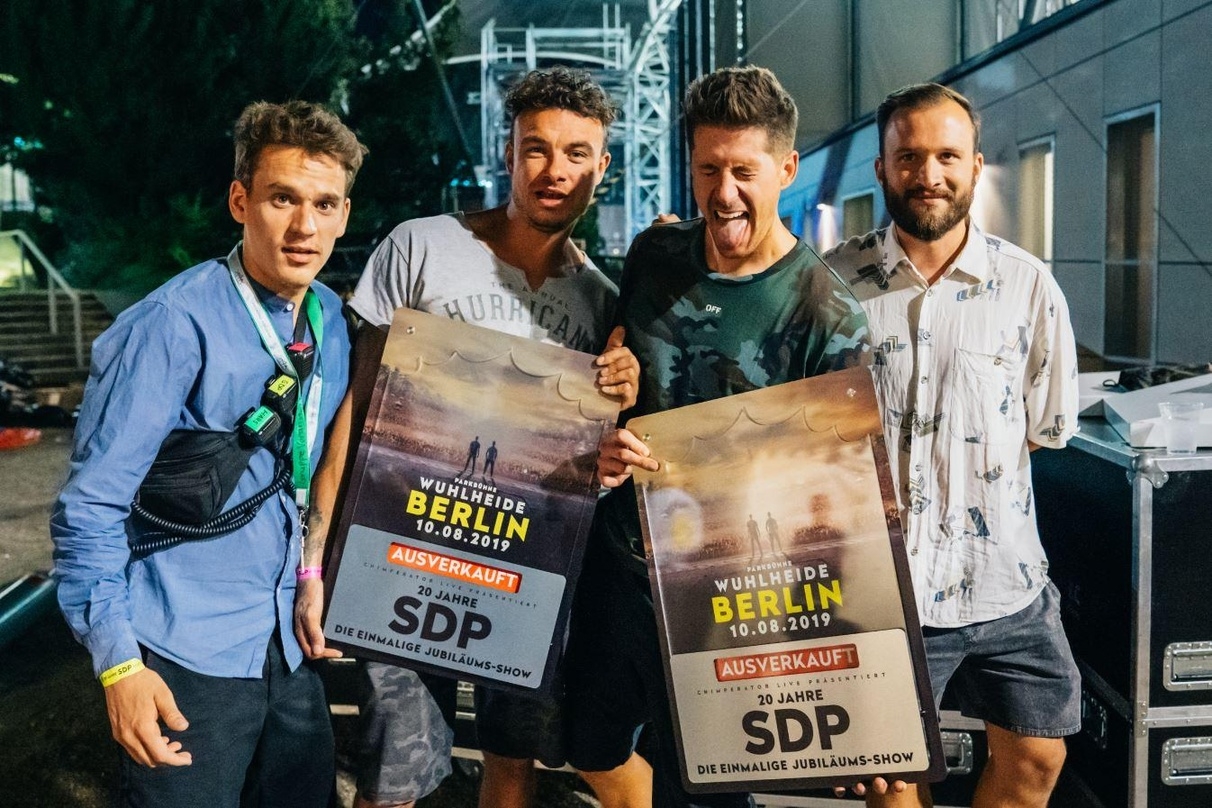 Bei der Award-Übergabe in Berlin (von links): Stefan Lösch (Chimperator Live), Dag-Alexis Kopplin (SDP), Vincent Stein (SDP) und Steffen Posner (Chimperator Live)