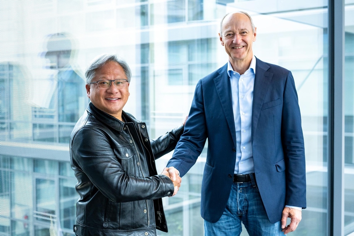 Jensen Huang (links), Gründer und CEO von Nvidia und Roland Busch (rechts), CEO der Siemens AG.