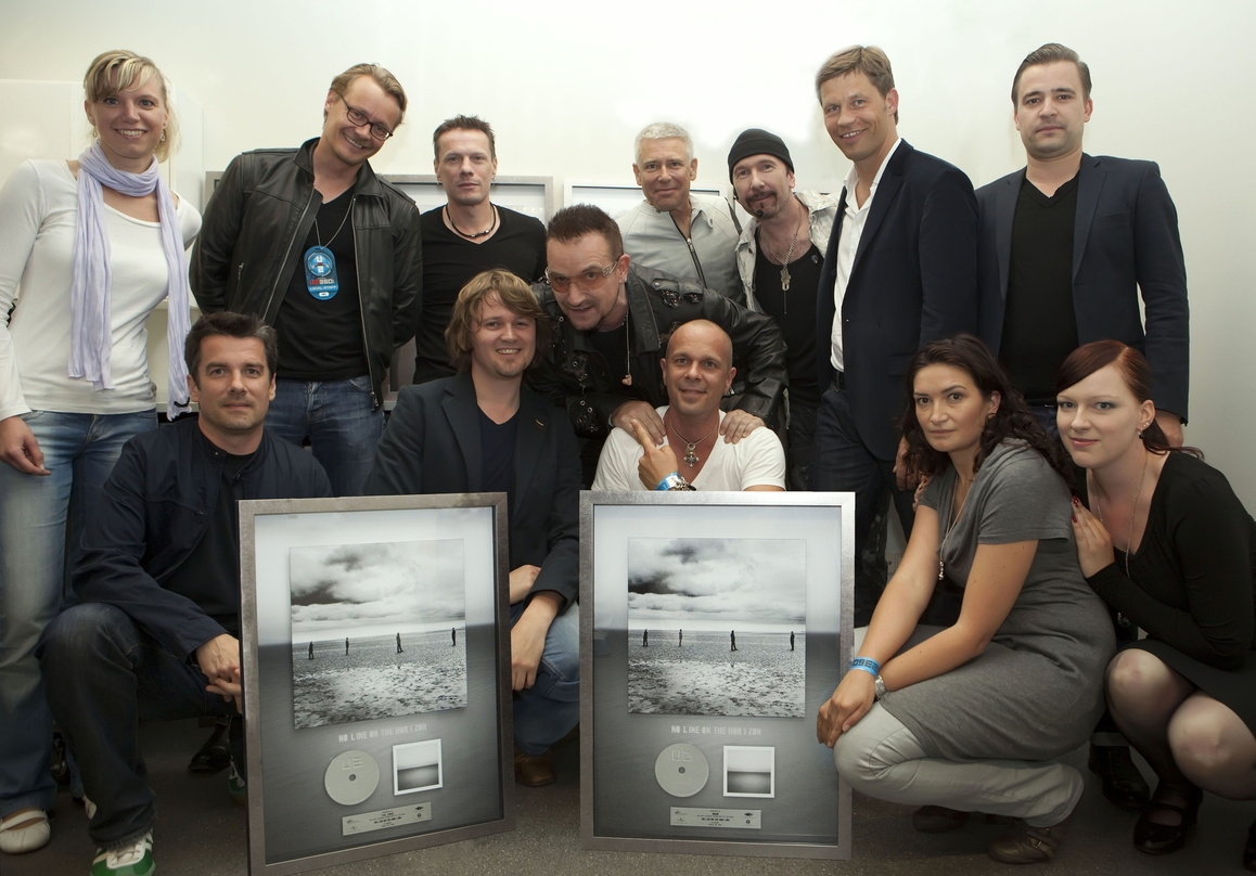 Feierten Platin-Erfolg von "No Line On The Horizon": Universal und U2