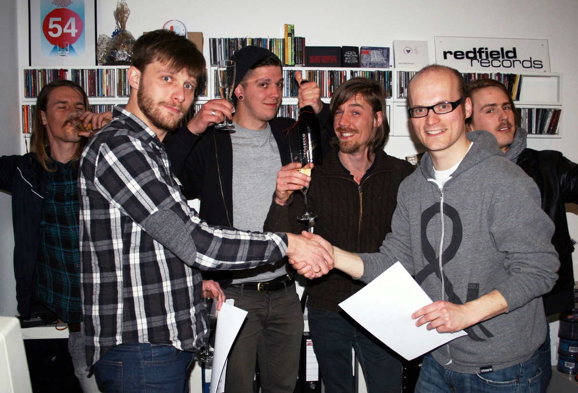 Machten die Zusammenarbeit perfekt: John Coffey und Redfield-Labelmanager Alexander Schröder (vorne rechts)