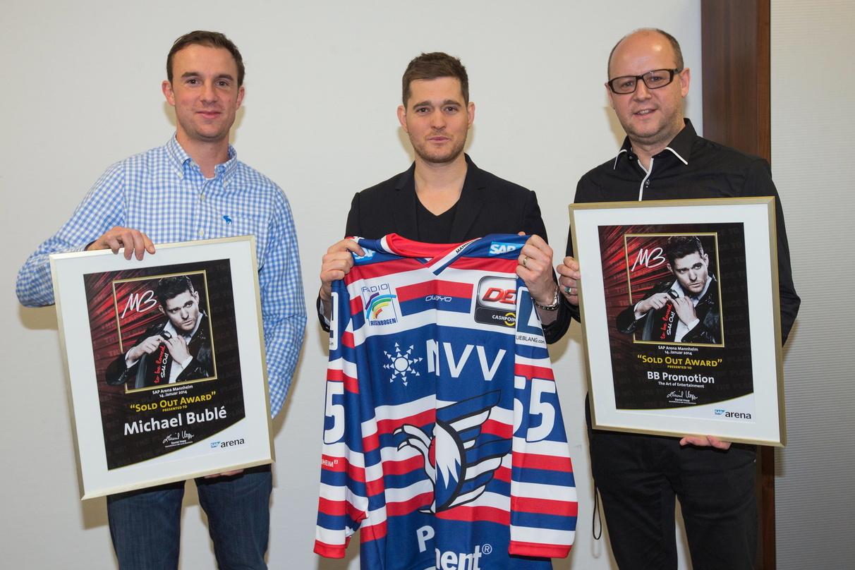 Bei der Awardübergabe (von links): Daniel Hopp (SAP Arena), Michael Bublé und Matthias Mantel (BB Promotion)