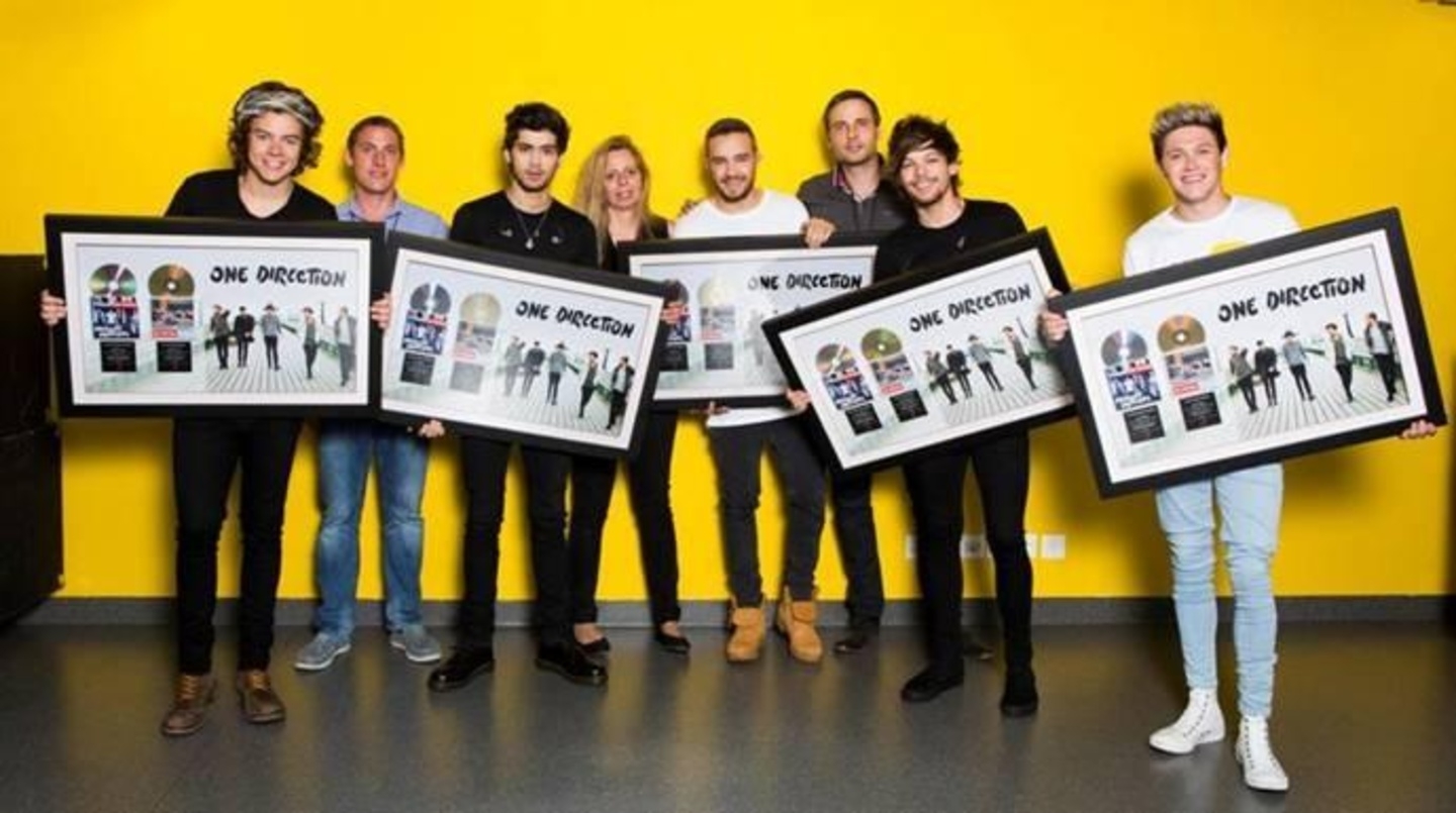 Trafen sich beim Konzert in Bern: Sony Music Switzerland Team mit der Boyband One Direction