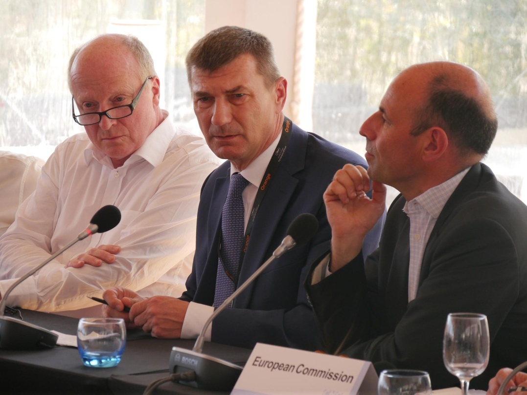 EFADs-Präsident Peter Dinges, Kommissions-Vizepräsident Andrus Ansip und Gastgeber Christophe Tardieu (Generaldirektor CNC) beim EFADs-Treffen in Cannes