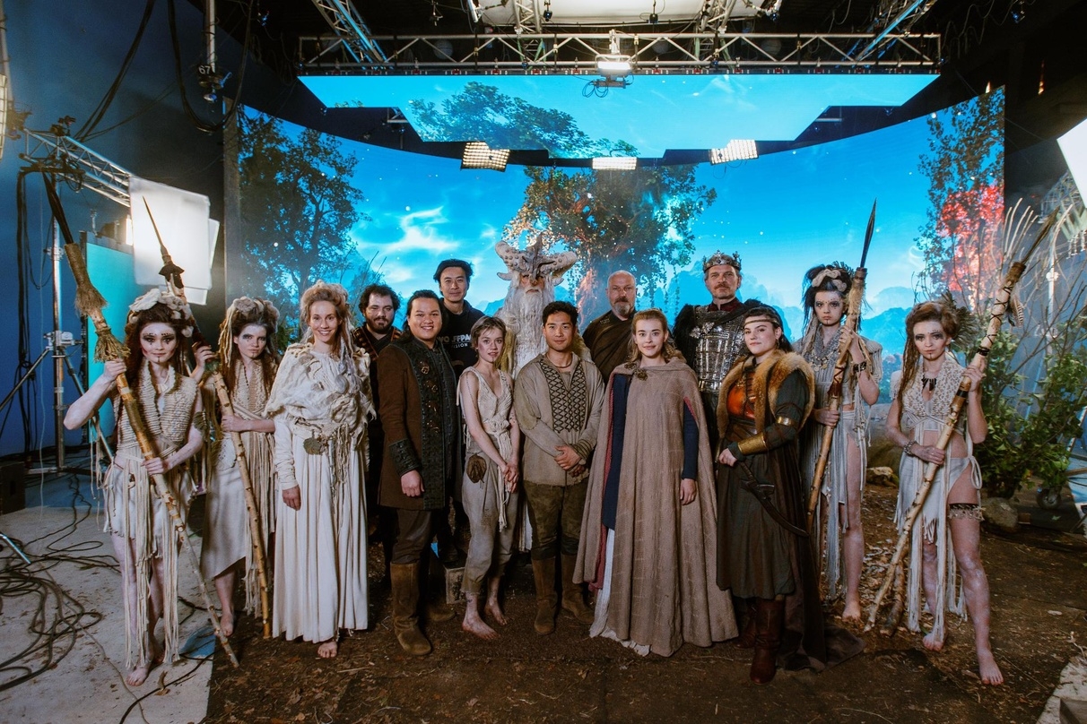 Am Set von "Der Froschkönig und die goldene Kugel" (AT): zwei Guards, Alena Mundrova (Mutter Matilda), Jeremy Tichy (Arne), Viet Anh Alexander Tran (Teo), Ngo The Chau (Kamera und Regie), Lea Drinda (Fee Fingerhut), Christoph Maria Herbst (Quercus), Jan Liem (Gai), Simon Werner (Ulfred), Milena Tscharntke (Prinzessin Matilda), Götz Otto (König Theoderich), Alina Hidic (Prinzessin Griseldis) sowie zwei weitere Guards (v.l.n.r.)