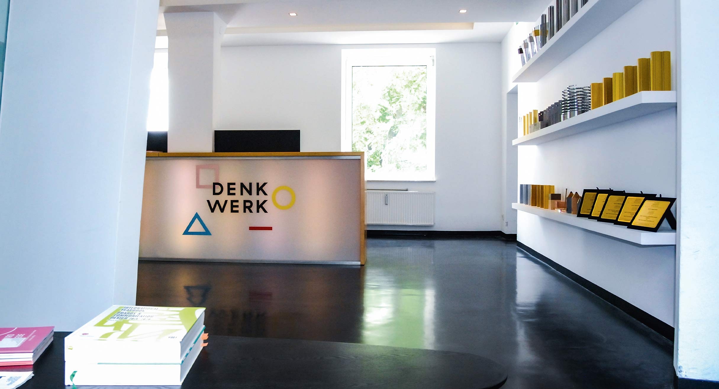 Der Eingangsbereich der Agentur Denkwerk im Kölner Stadtteil Ehrenfeld.