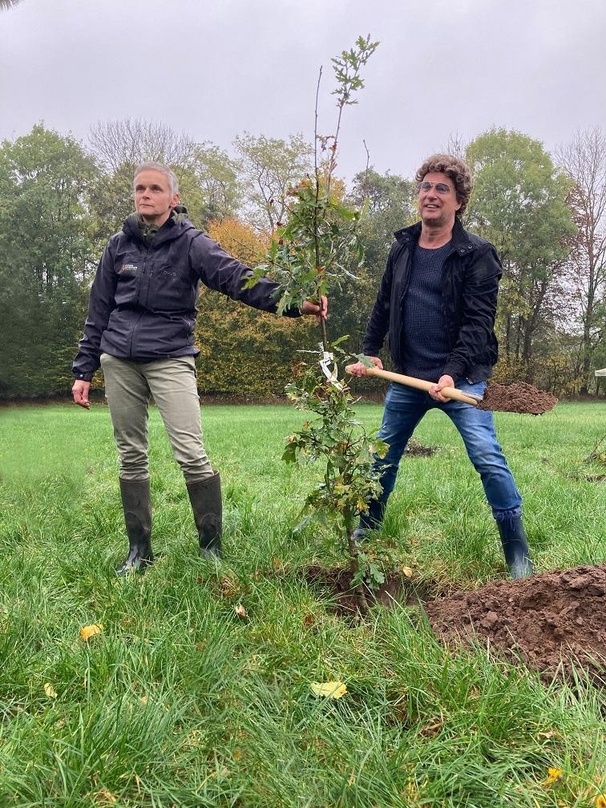Bäumepflanzer: Ute Ojowski (Stiftungsvorstand der Stiftung Naturschutz Schleswig-Holstein) und Atze Schröder