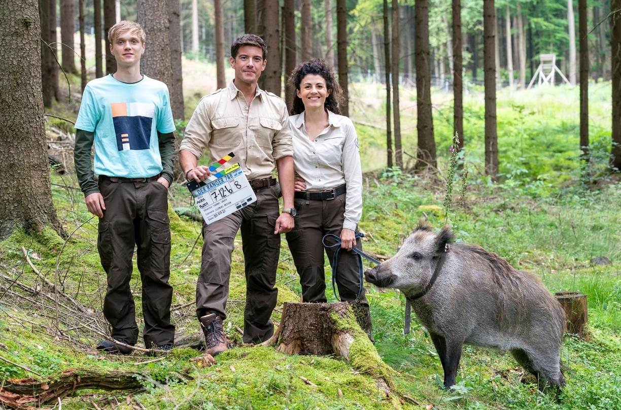 V.l.: Lukas Waldek (Dennis Hofmeister), Jonas Waldek (Philipp Danne), Emilia Graf (Liza Tzschirner) und ein tierischer Besucher
