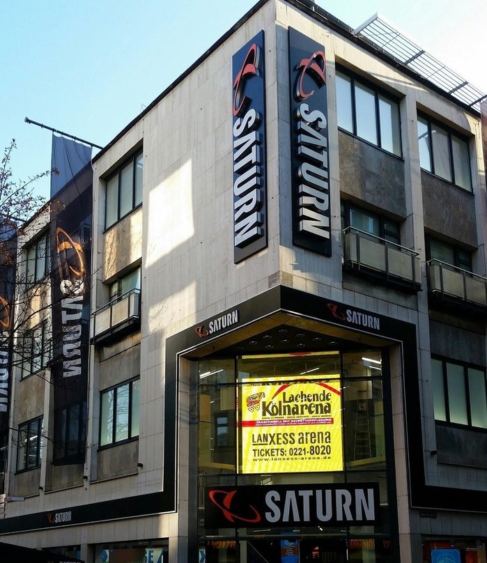 Seit Mai 2018 zeigt Saturn mit einem neuen Outlet in der Kölner Hohe Straße eine neue Präsenz. Die Verkaufsfläche beträgt etwa 6500 Quadratmeter. Die Entertainment-Abteilung befindet sich hier Untergeschoss. 