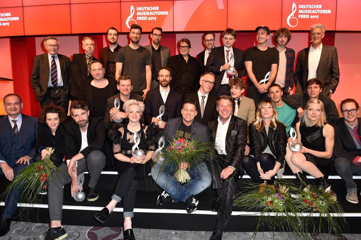 Abschlussbild: die Preisträger und Laudatoren beim Deutschen Musikautorenpreis 2017