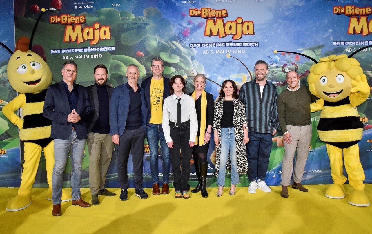 Bei der Premiere von "Die Biene Maja - Das geheime Königreich" (v.l.n.r.): Produzent Thorsten Wegener (Studio 100), Produzent Martin Krieger (Studio 100), Fred Kogel (Leonine Studios), Bernhard zu Castell (Leonine Studios), Theresa Zertani, Judith Erber (FFF Bayern), Jasna Vavra (Leonine Studios), Sasha und Produzent Benjamin Ey (Studio 100) Leonine Studios
