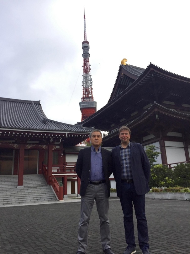 Merlin zeigt künftig auch in Japan Präsenz: Charles Caldas (rechts) und Haji Taniguchi vor dem Zojoji-Tempel in Tokio