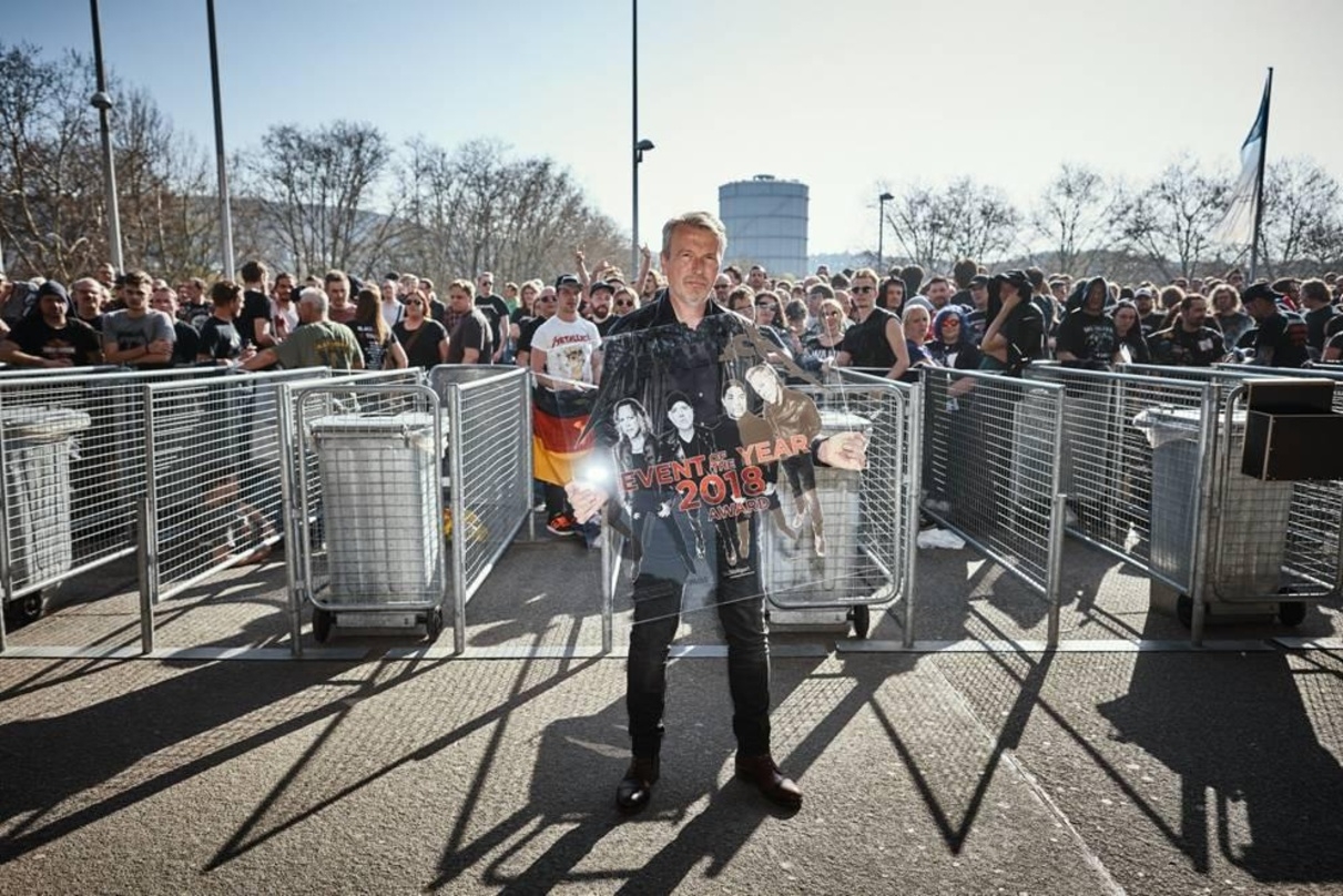 Auf dem Weg zur Preisvergabe an Metallica: Andreas Kroll (in.Stuttgart Veranstaltungsgesellschaft) mit dem Event Of The Year Award in der Hand und etlichen Fans der Band vor der Schleyer-Halle