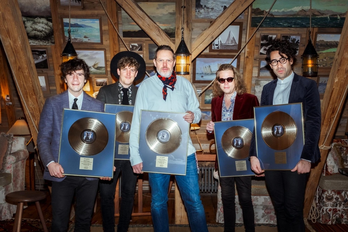 Nahmen den Award beim Musikvideo-Dreh in Zürich entgegen (von links): Simon Spar, Gabriel Spahni (Pegasus), Oliver Rosa (Gadget), Stefan Brønner und Noah Veraguth (Pegasus)