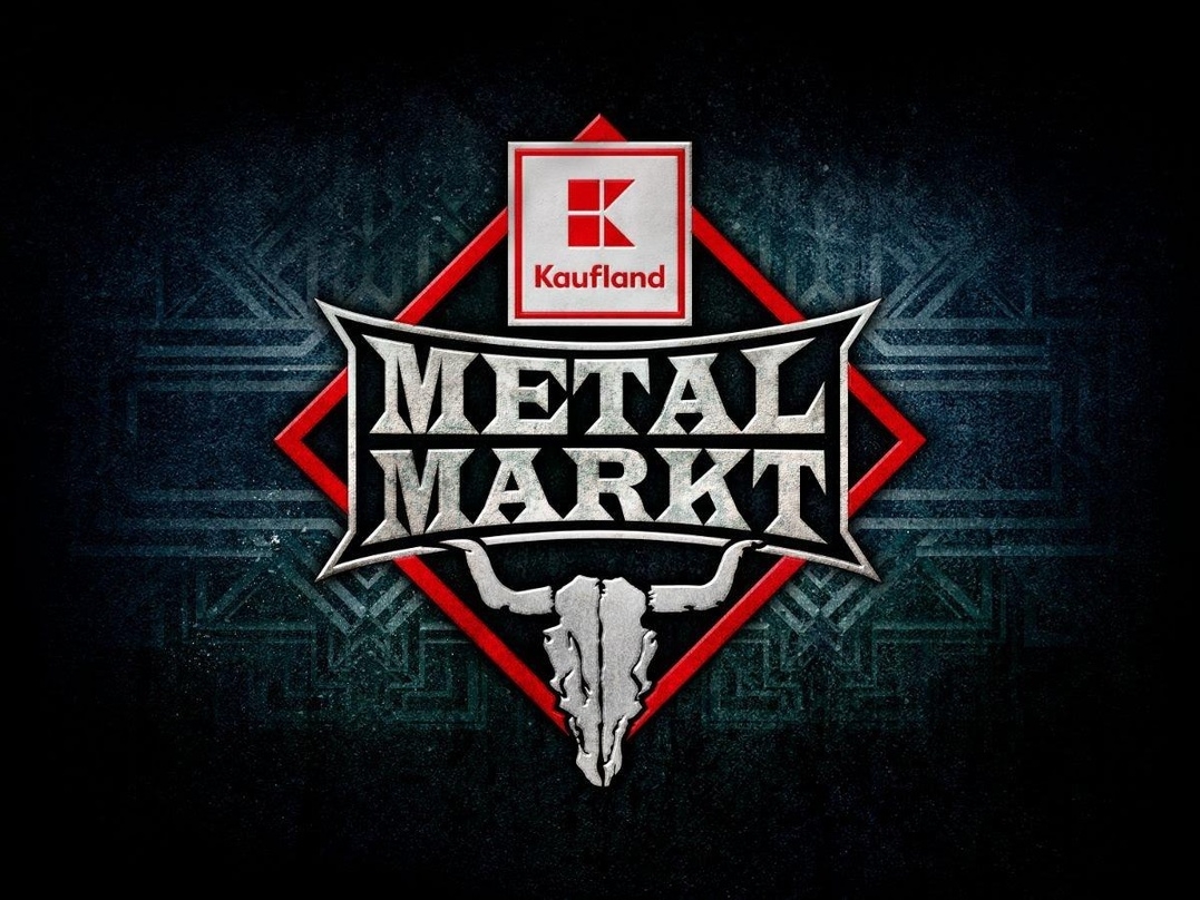 Weist den Wacken-Besuchern den Weg zu einem umfassenden Einkaufsangebot: das Logo des Metal Markts von Kaufland