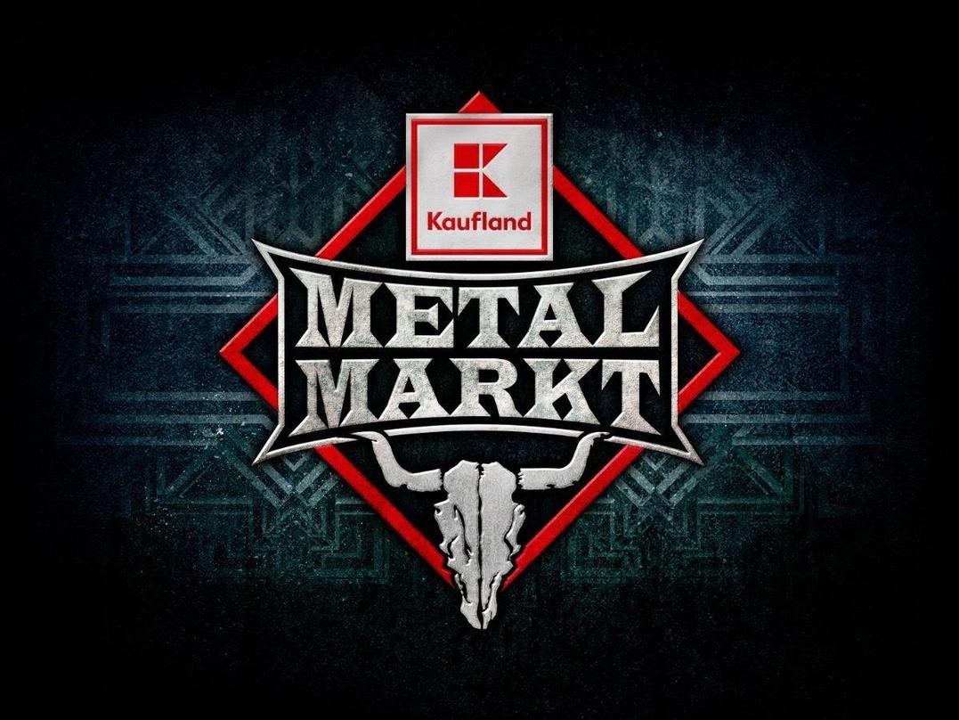 Weist den Wacken-Besuchern den Weg zu einem umfassenden Einkaufsangebot: das Logo des Metal Markts von Kaufland