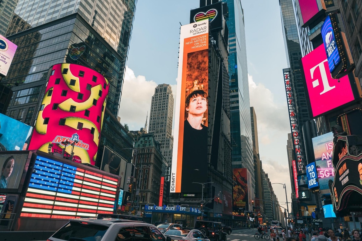 War als Teil der Spotify-RADAR-Kampagne mit einem großen Billboard auf dem Times Square in New York zu sehen: Schmyt