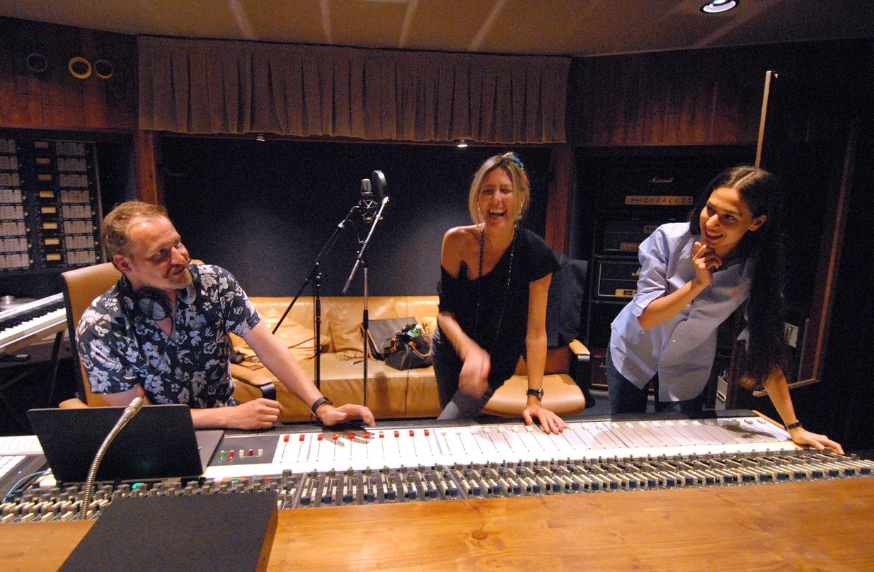 Bei der Arbeit in den Powerplay Studios (von links): Songwriter und Produzent Jeroen Swinnen, die Songwriterin Janie Price und und die Künstlerin Chiara Dubey 