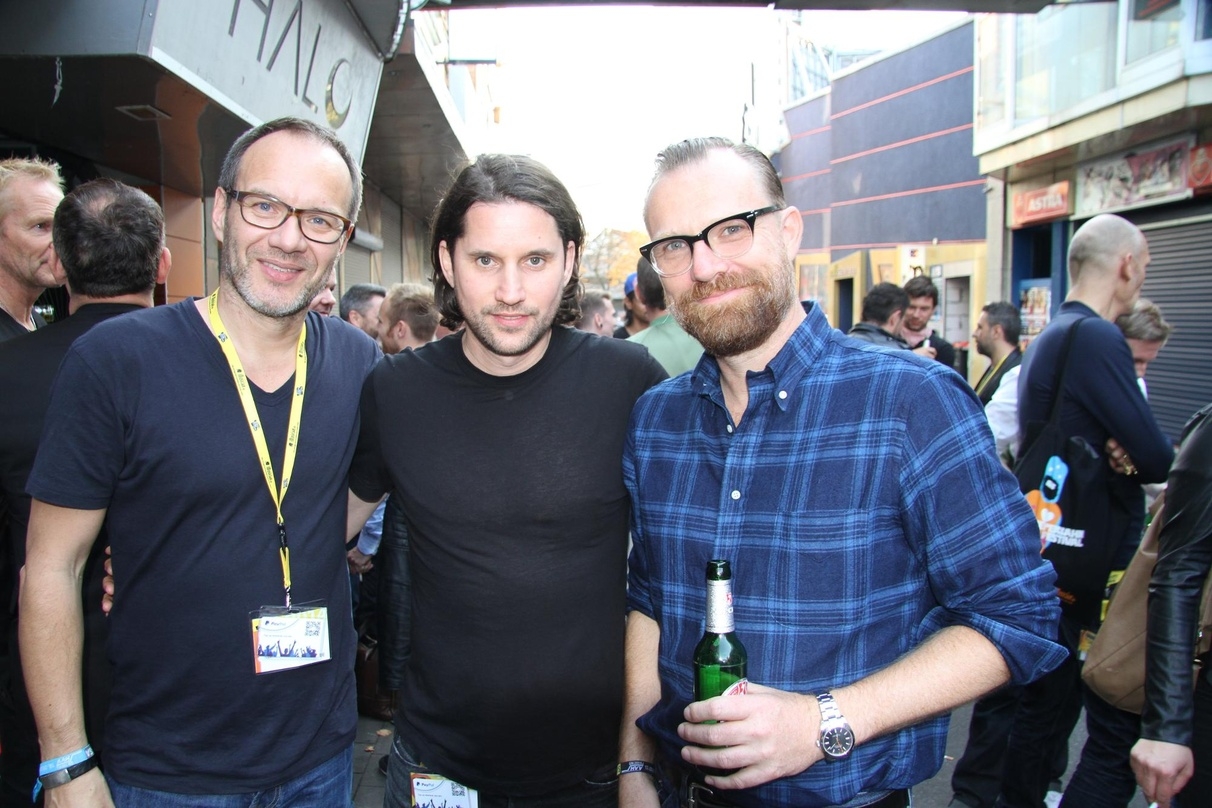 Trafen sich beim DJ Meeting @ Reeperbahn vor der Mash Up Bar (von links): Frank Fenslau und Peter Aleksander von Superstar sowie Markus Wenzel (Universal Music Publishing)