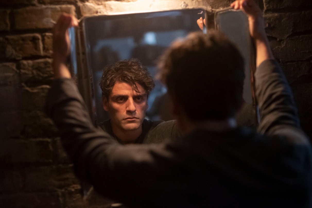 Oscar Isaac rätselt in "Moon Knight", was sich hinter seinem Spiegelbild befindet