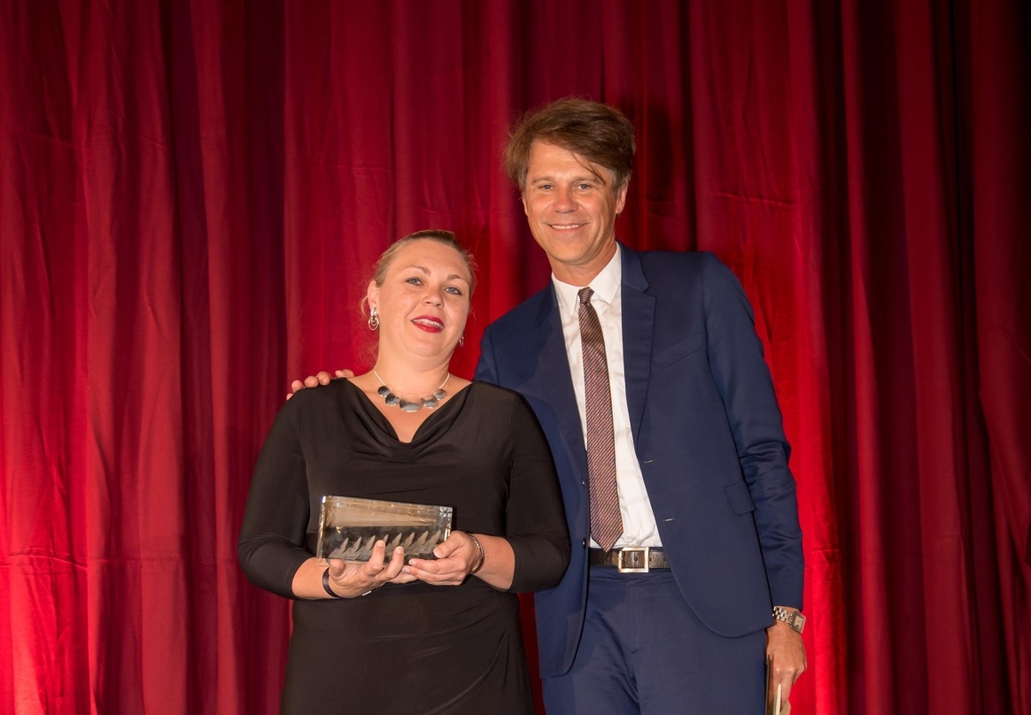 Daniela Zuklic vertrat das Thalia Programmkino, die Trophäe für den Spitzenpreis wurde ihr von Matthias Elwardt (Abaton) überreicht