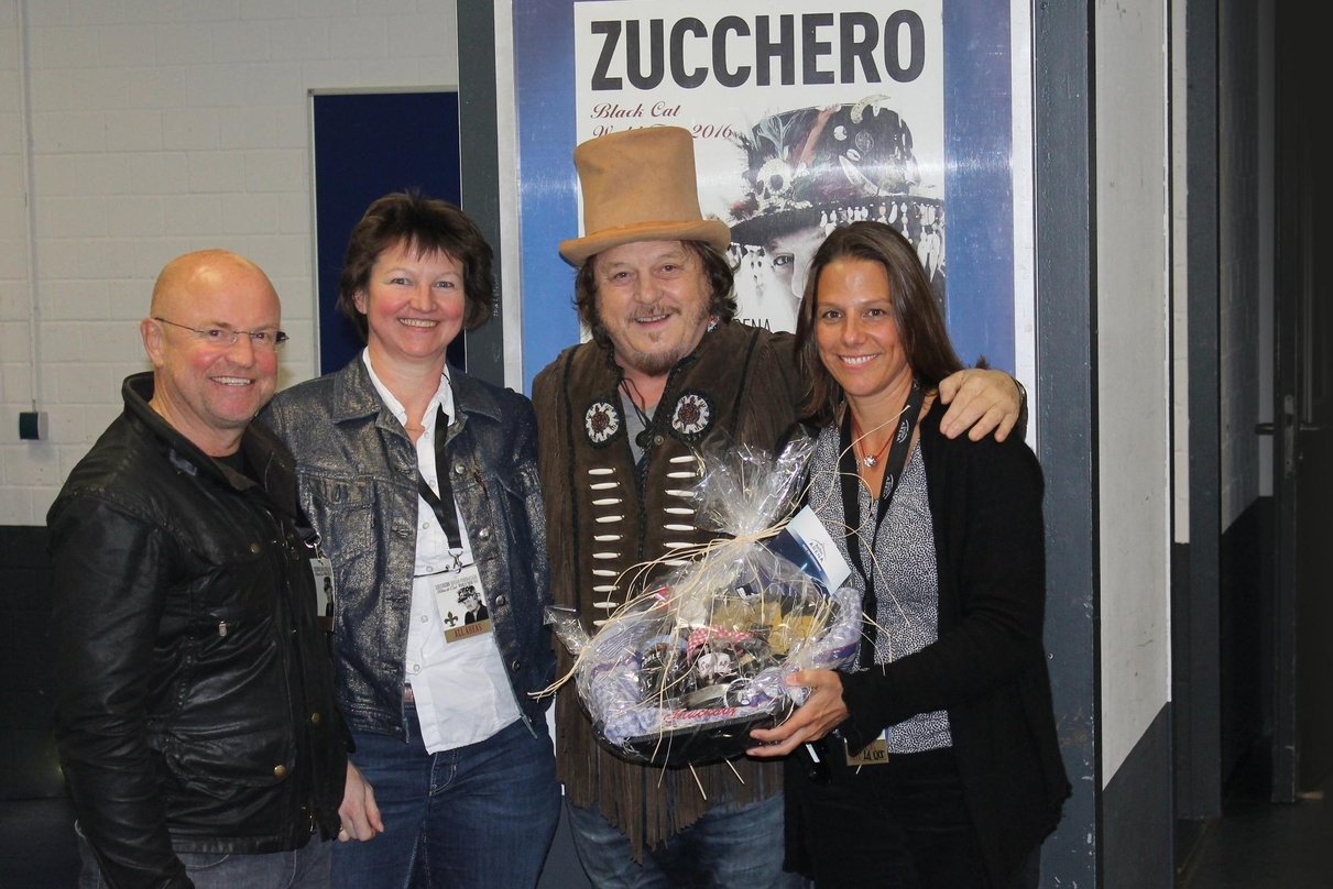 Gratulationscour nach dem Konzert in Oberhausen (von links): Fred Handwerker (Handwerker Promotion), Claudia Grabau (Wizard Promotions), Zucchero und Daniela Stork (König-Pilsener-Arena)