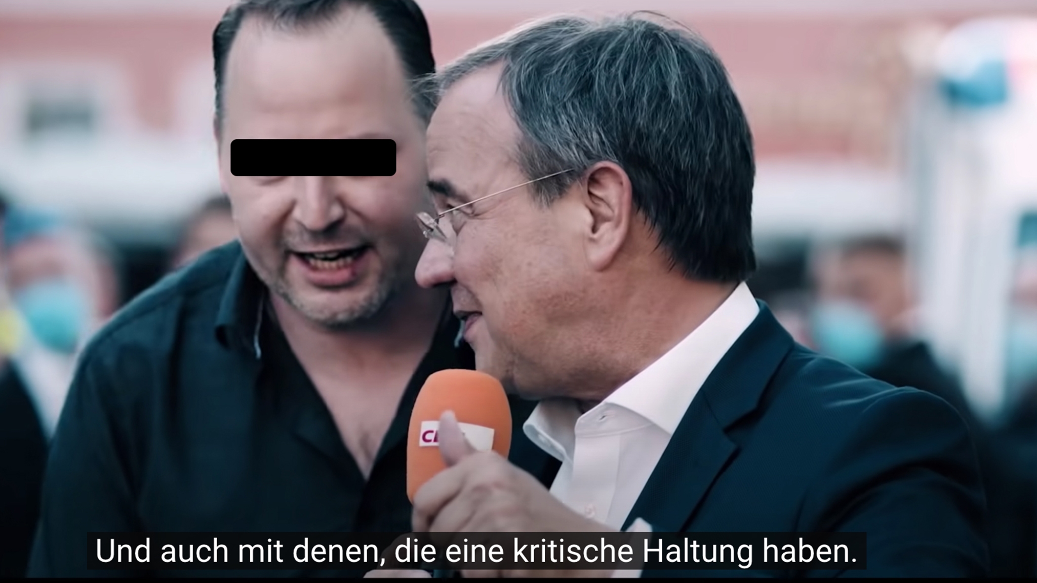 Armin Laschet in der Diskussion mit einem Querdenker. Was ein Zeichen von Besonnenheit im Wahlkampf war, setzt  im Wahlwerbespot der CDU ein völlig falsches Signal, nicht nur vor dem Hintergrund der Tat von Idar-Oberstein. 