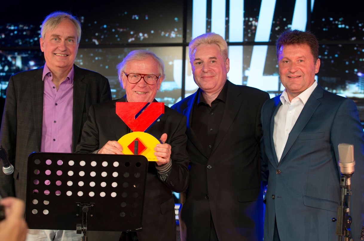 Bei der Award-Verleihung (von links): Andreas Kolb (Chefredakteur "JazzZeitung"), Klaus Doldinger, Götz Bahmann (Geschäftsführer Kulturgesellschaft Musik + Wort Stuttgart) und Martin Hettich (Vorstandsvorsitzender der Sparda-Bank Baden-Württemberg)