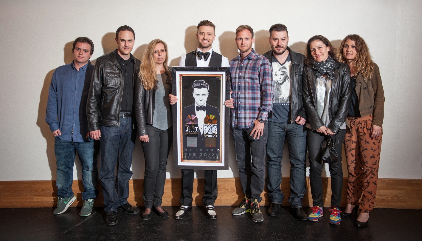 Doppelt ausgezeichnet: Justin Timberlake (Mitte) mit dem Schweizer Sony Music-Team
