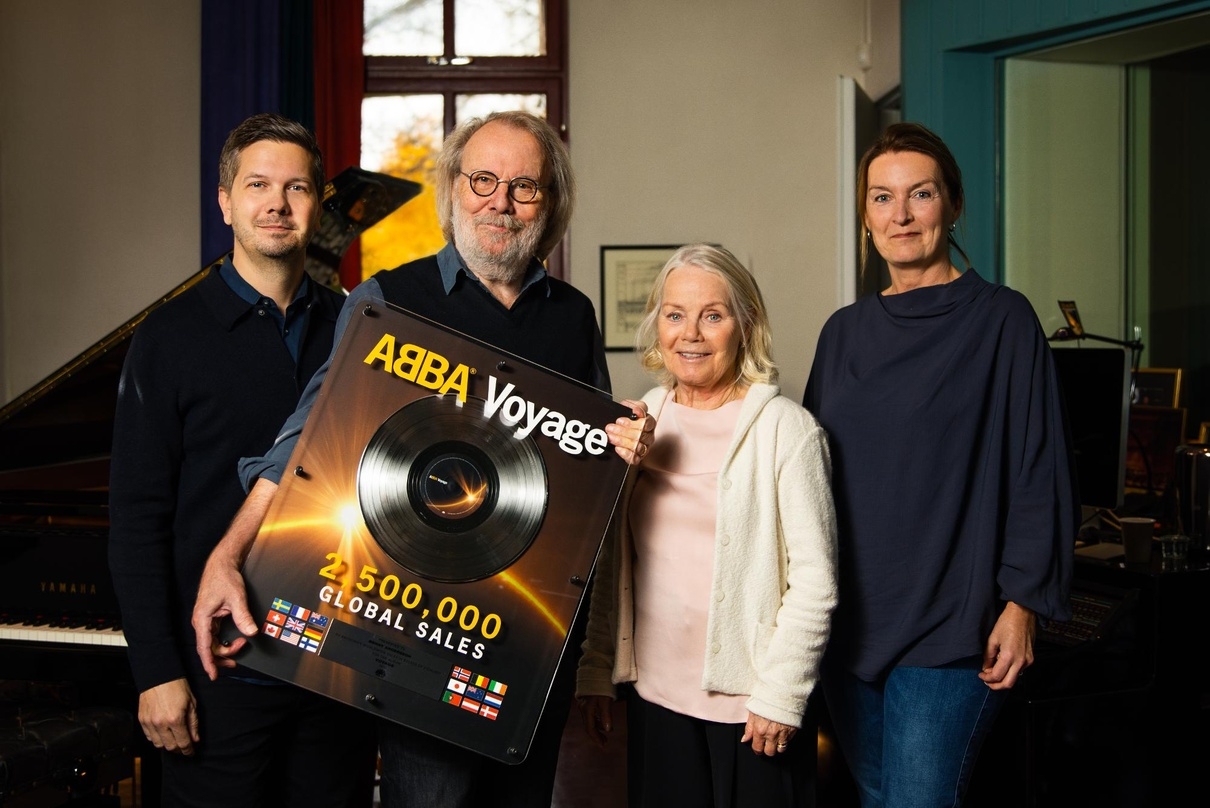 Zelebrieren Millionenverkäufe für "Voyage": Joakim Johansson (MD Universal Music Sweden), Benny Andersson, Görel Hanser (Abba Manager) und Mia Segolsson (GM Polar Music International)