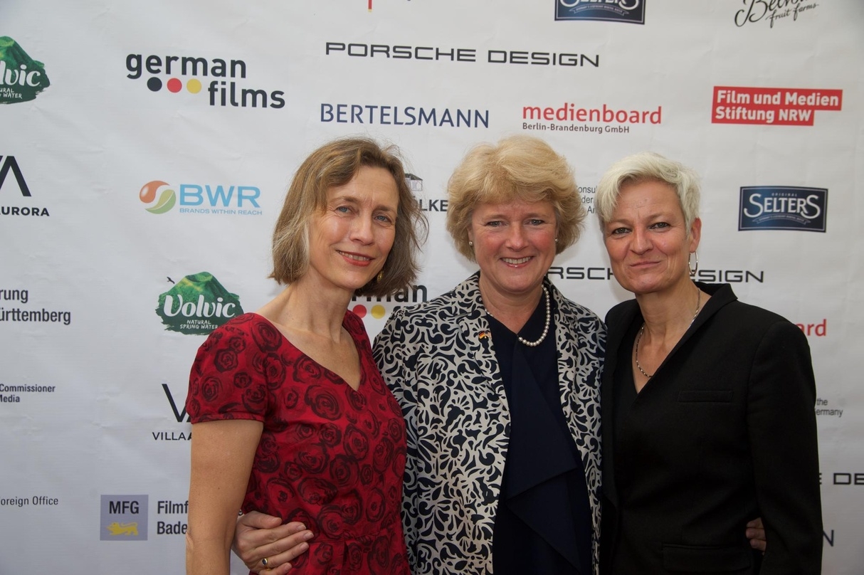 Kulturstaatsministerin Monika Grütters (M.) mit Mariette Rissenbeek (Managing Director German Films, l.) und Annette Rupp (Executive Director Villa Aurora)