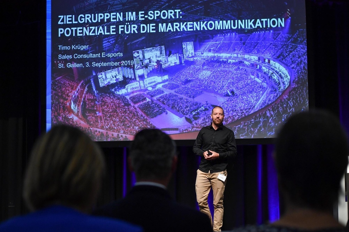 Sales Consultant eSports Timo Krüeger bei seinem Vortrag auf dem eSport.Business.Forum
