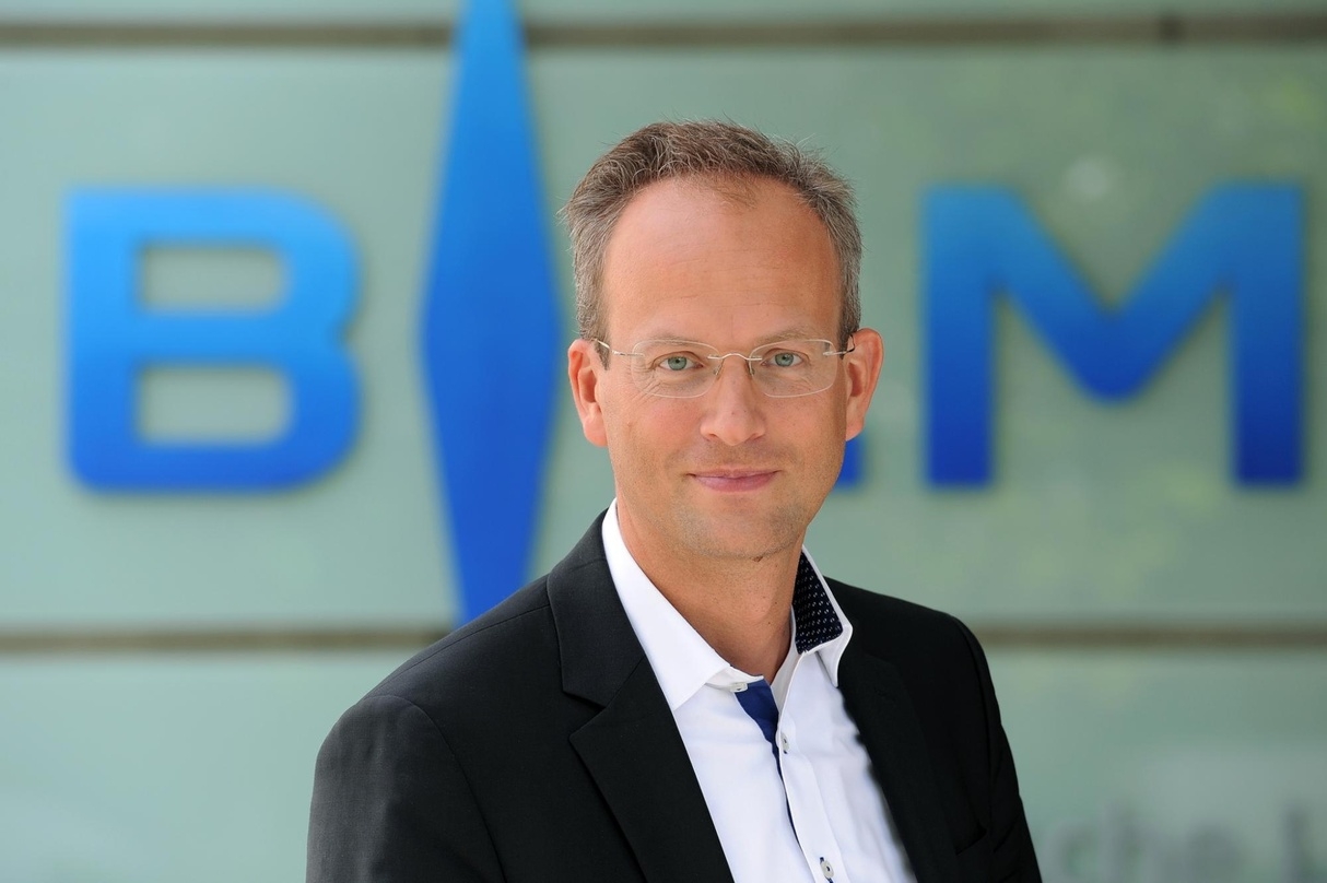 Der neue BLM-Präsident Thorsten Schmiege hält die Eröffnungsrede bei den 35. Medientagen München 