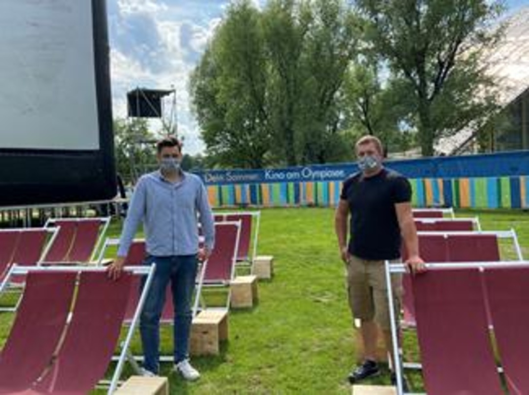 Patrick Diesing (li.) und Felix Lechner, Veranstalter von "Kino am Olympiasee"